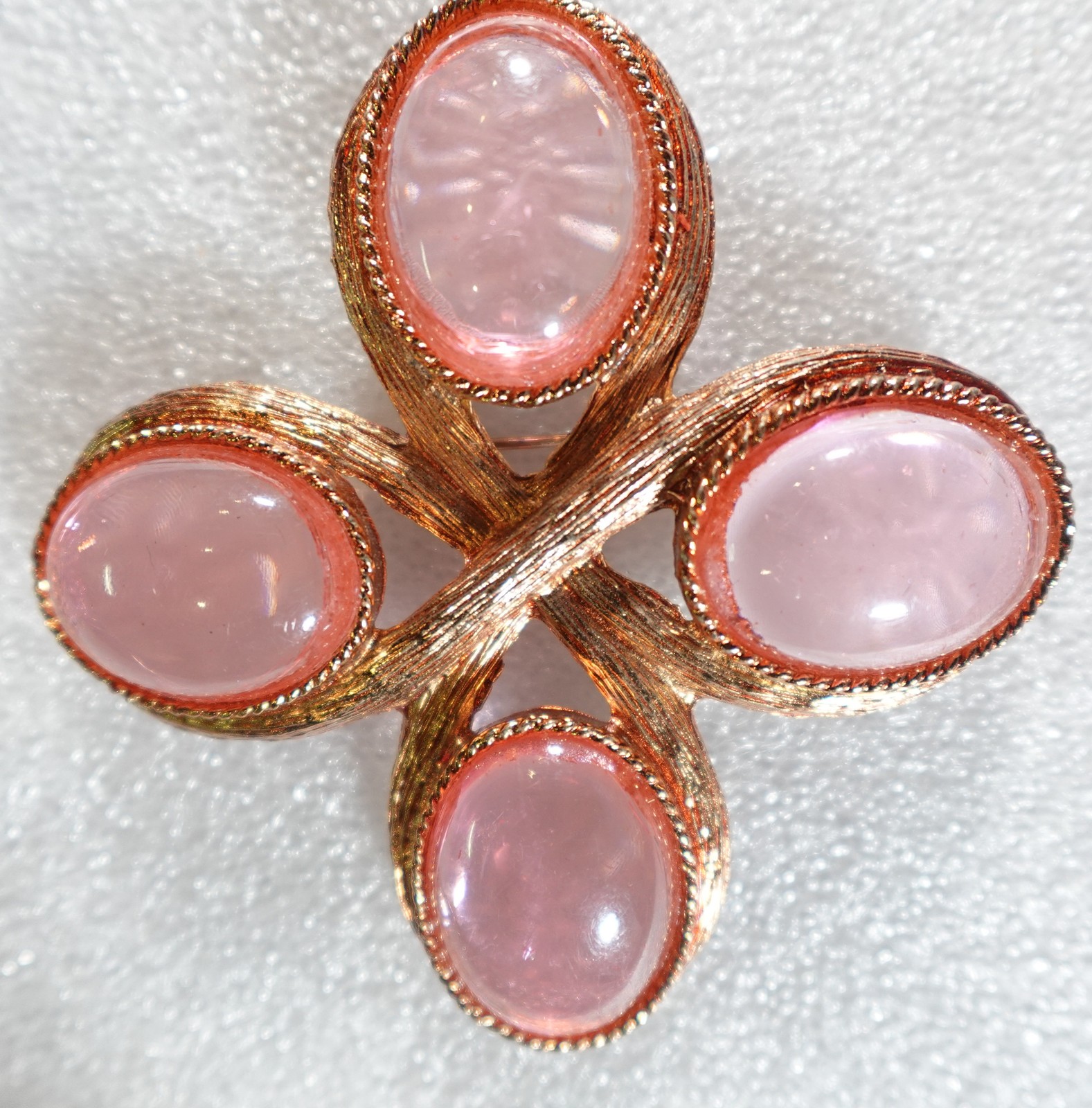 Vintage Gold Tone Pink Cabochon Quatrefoil Brooch Pin Fashion Jewelry